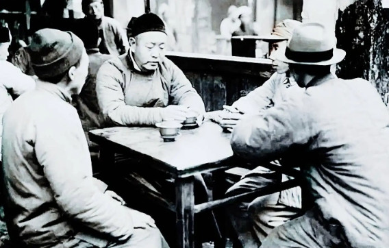1943年，大汉奸刘赐胜杀人如麻，游击队长召来两个高手，限期十日除掉他，其中一人