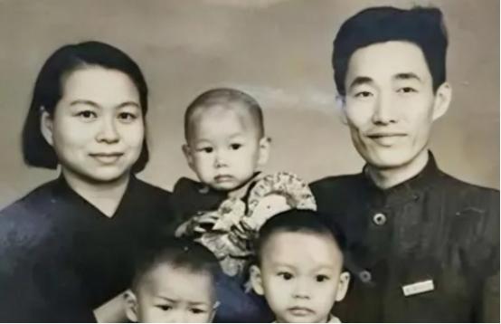 1947年，中统特务陈梦麟酒后失言，拍着同僚张一锋的肩膀炫耀：“礼拜五去大使馆抓
