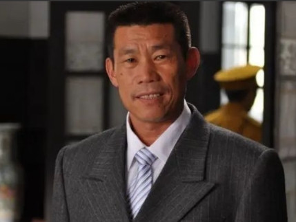 2003年，《亮剑》投资900万开拍，因为预算太少，请不起日本演员，导演心急如焚
