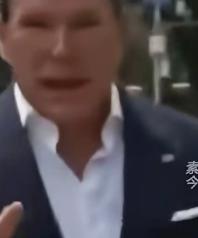 5月13日，美国福克斯新闻首席政治主持人布雷特・拜尔在北京街头进行报道，期