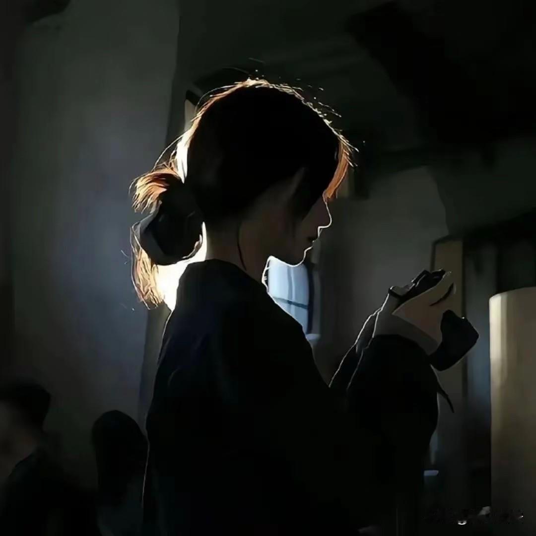 上班要有的心眼子：第一：不和同事交朋友，知人知面不知心。第二：同事让你