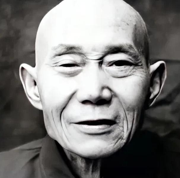 1940年，一位地下党投靠了日军。然而。见到日军队长后，他突然掏出手枪并对着敌人