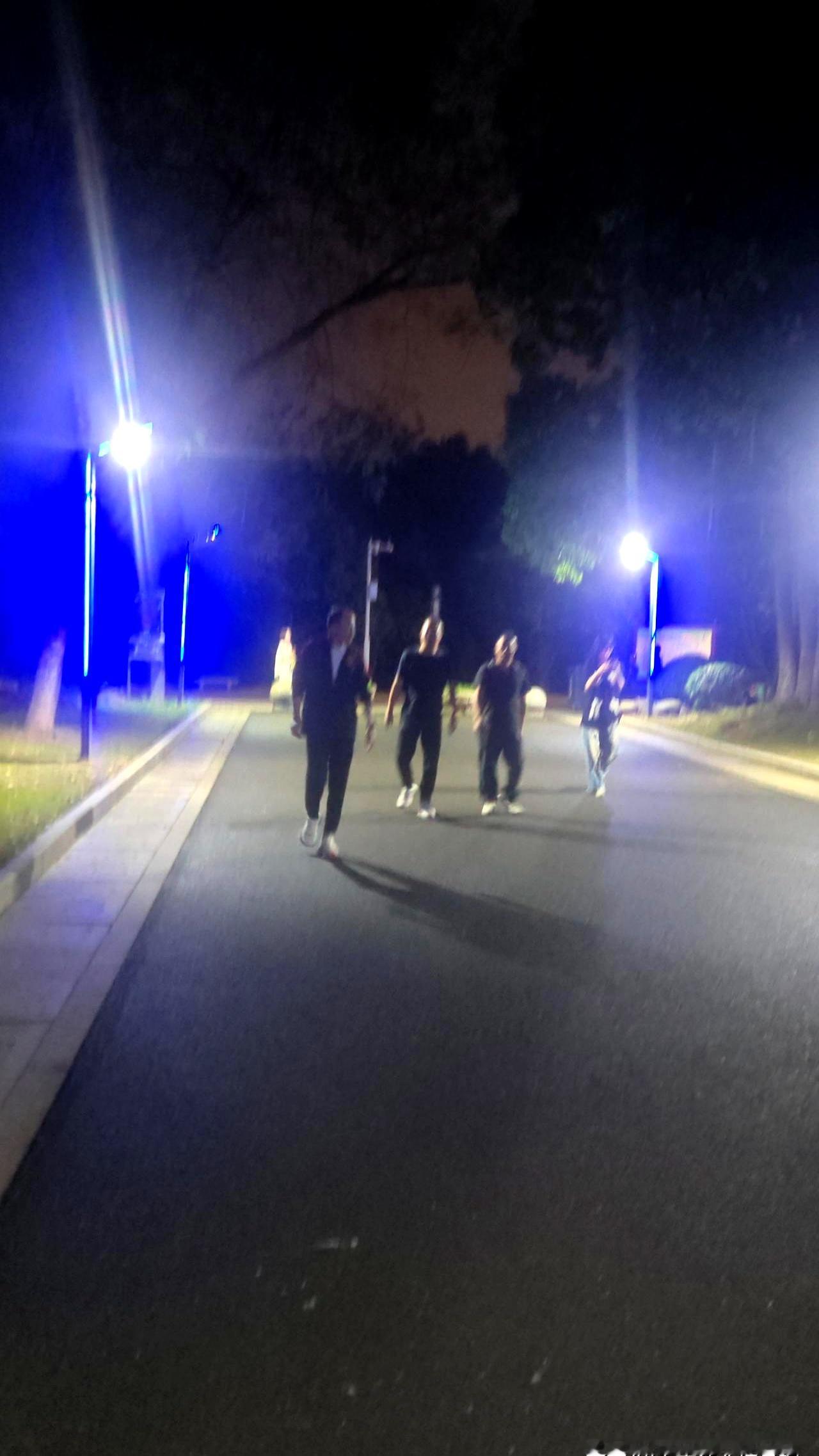 有钱的男人和掌权的男人，骨子里对女人的那点心思，压根儿就是两条道上的车。钱多的
