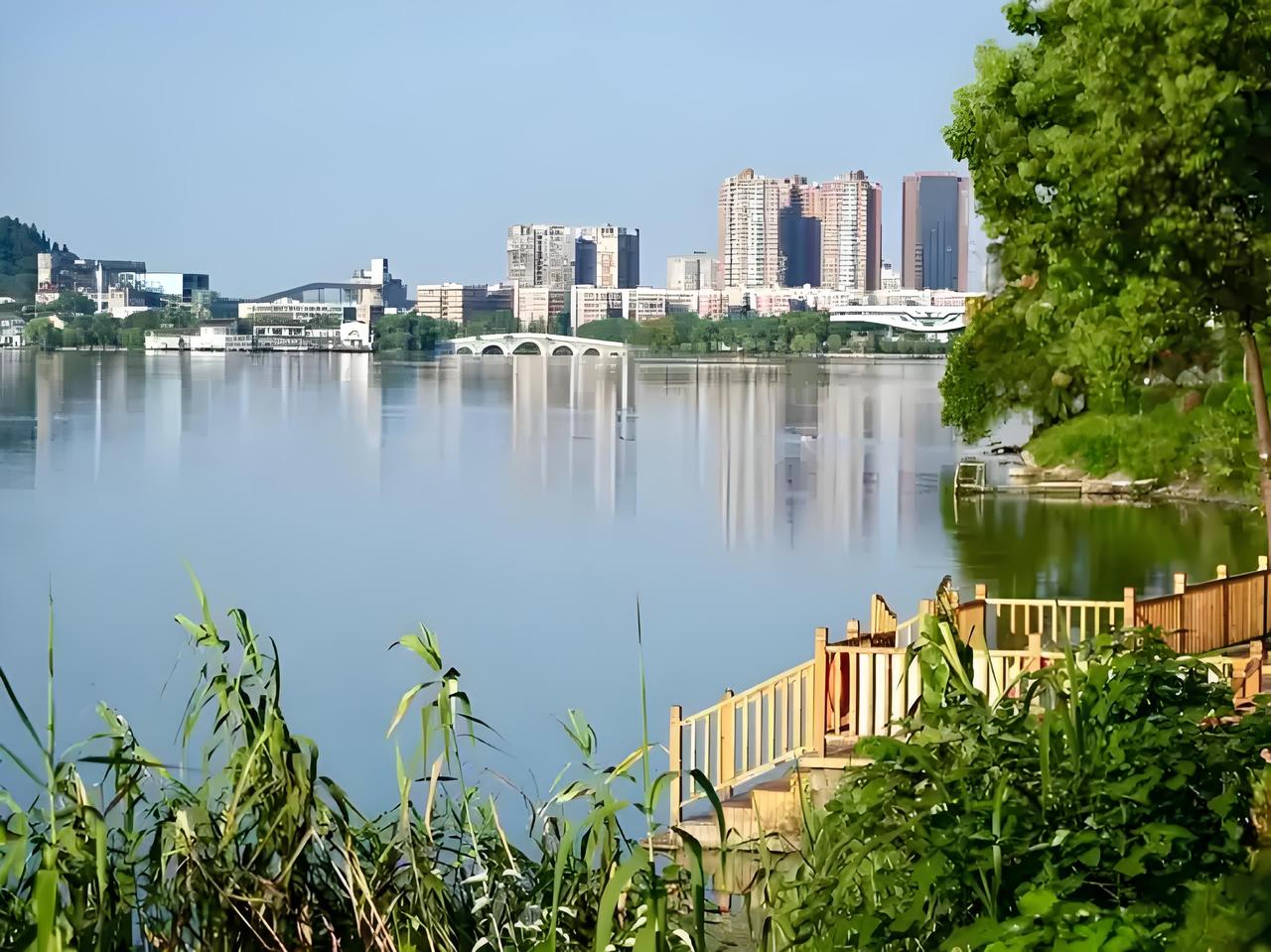 说起自然风光优美的湖北黄石市，那可太值得一游。它位于湖北东南部，是“青铜故里”“