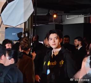 陈飞宇出个国帅成啥了陈飞宇的出国之行简直是曝光度大增！他不仅凭借英俊外形成为焦