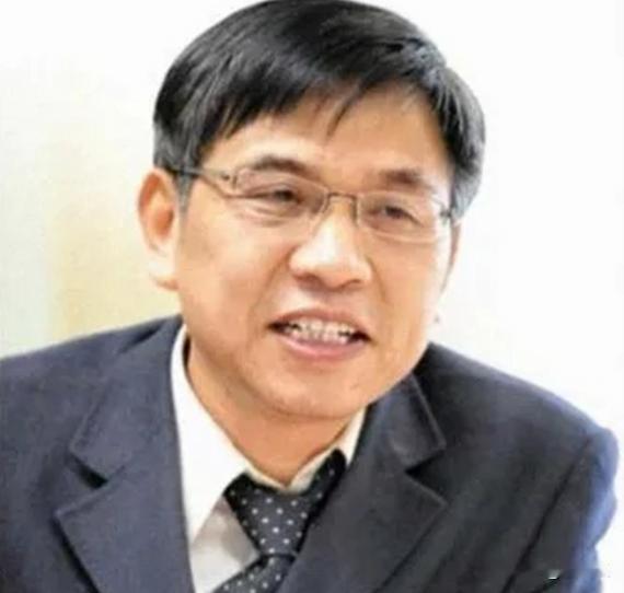 中医不灭，天理难容？”2006年，中南大学的教授张功耀发起万人签名，要求取消中医