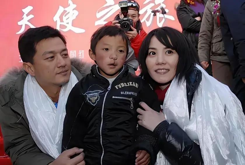 看到这名唇腭裂男孩的合影让我心里有两个呐喊第一个呐喊就是嫣然儿童医院不能关