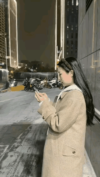 骑电动车抢劫，第一次听说，男子傻啊，电动车车速慢，而且还有断电的风险，幸亏这小子