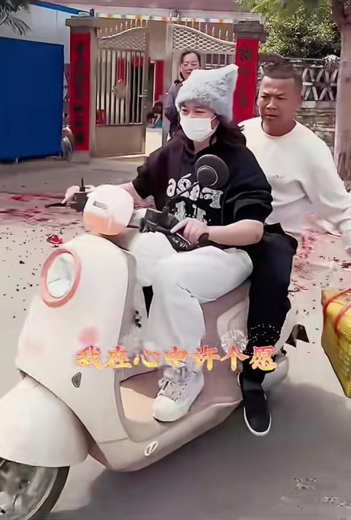 奥运冠军全红婵回老家过年啦！她真是爸妈贴心的小棉袄，骑着小摩托载爸爸出行，画面超