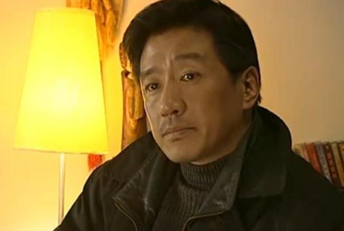 一个演员，戏拍了七成，有演员突然要求片酬翻倍，不答应就停演。导演据说更绝，宁可把