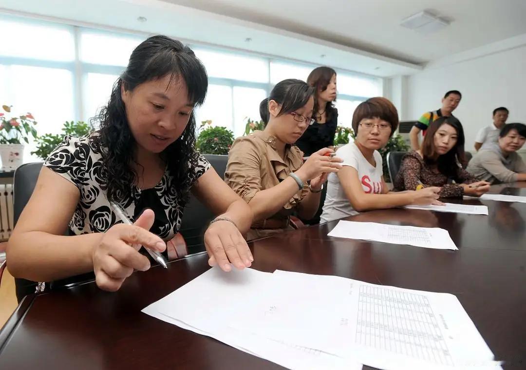 不服气！55岁的历史教师，被曾经是同事的教研员推门听课了。您的故事让我深切感