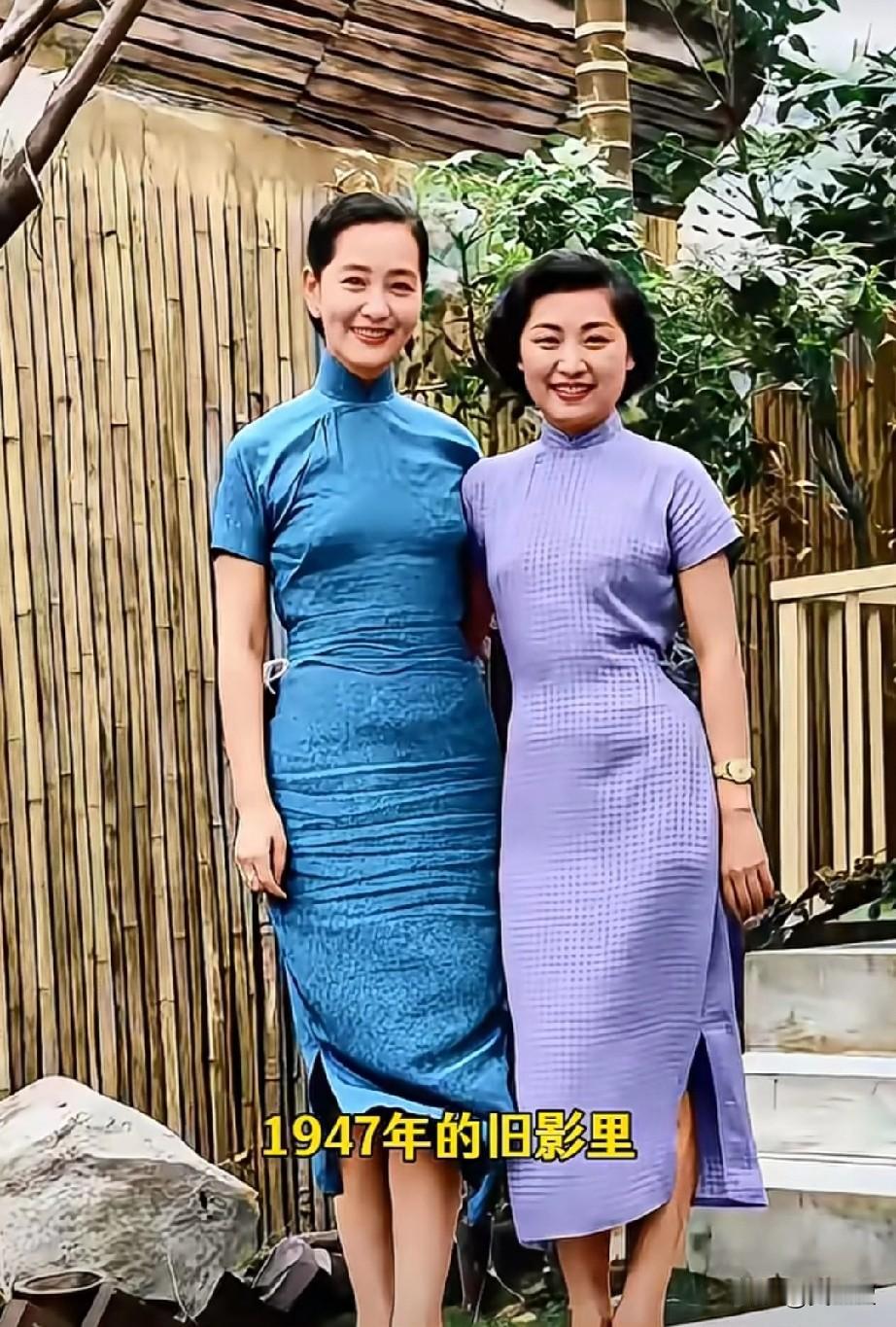 1947年的旧影里，两位旗袍美人并肩而立。右边微胖的女孩是章亚若，她温婉浅笑