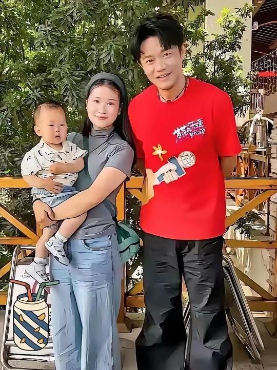 说实在的，曾毅的妻子没有玲花漂亮，长相一般，小眼睛，个子比较矮小，但她比较柔美，