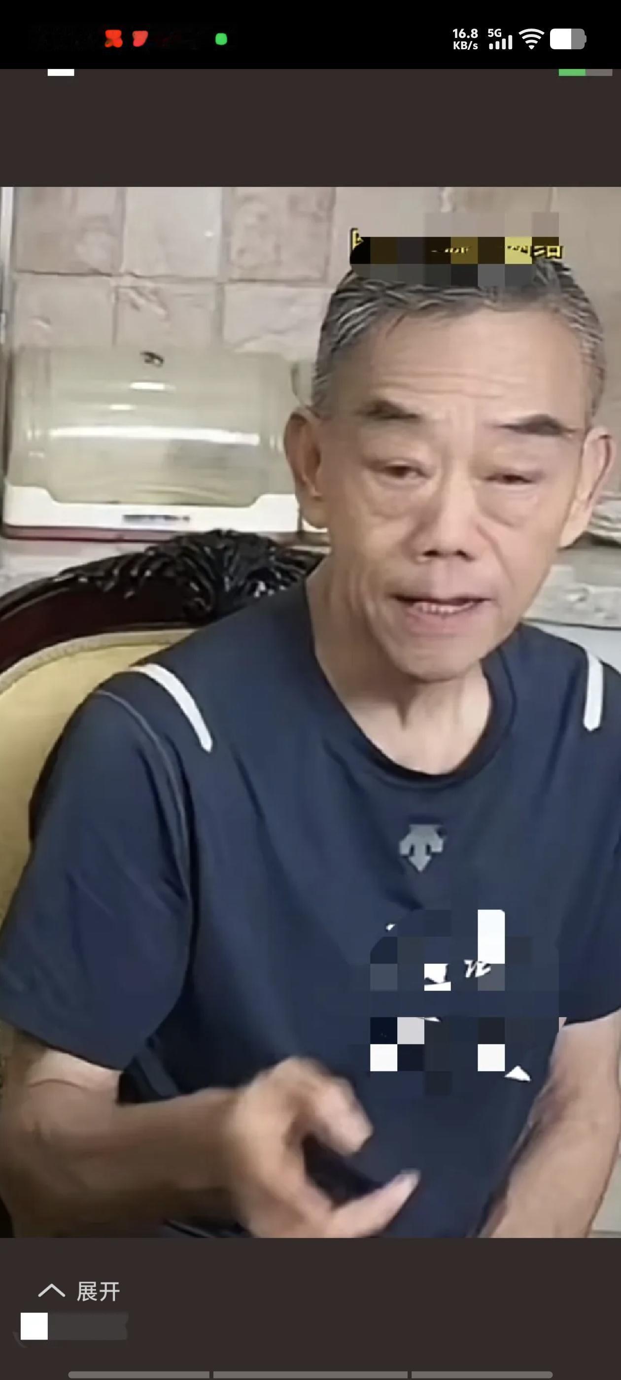 杨少华离世刚满一年，一直悉心照料他的三儿子杨伦瘦得面目全非，整个人容貌大变，精气