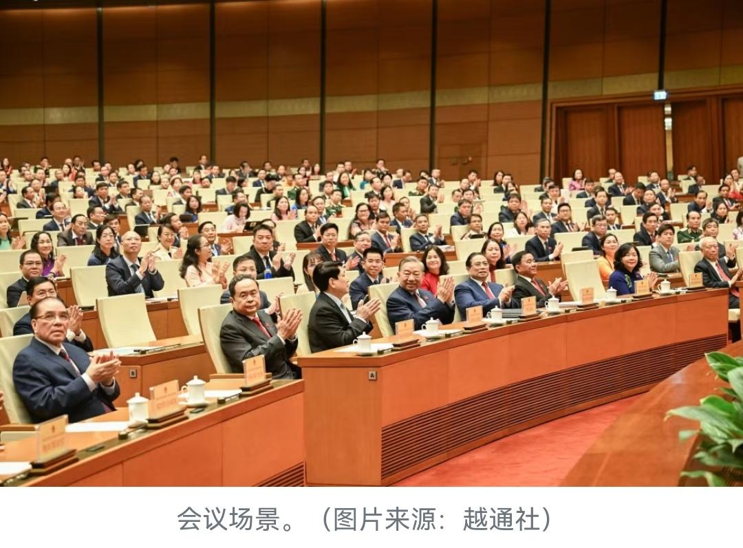 越南又开了一次胜利的大会！许久未曾露面的农德孟也出来站台，在场人员都是其乐融