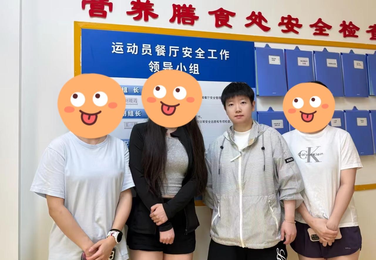 孙颖莎今日体总餐厅与体总工作人员合影。莎莎看起来状态不错，穿着一身休闲服饰。目前