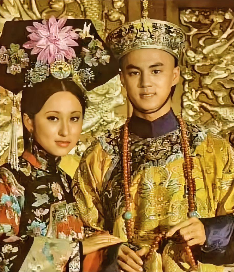 1888年，隆裕嫁给了光绪，新婚当夜，光绪跪地大哭：“我不能与你同房！”没想到守