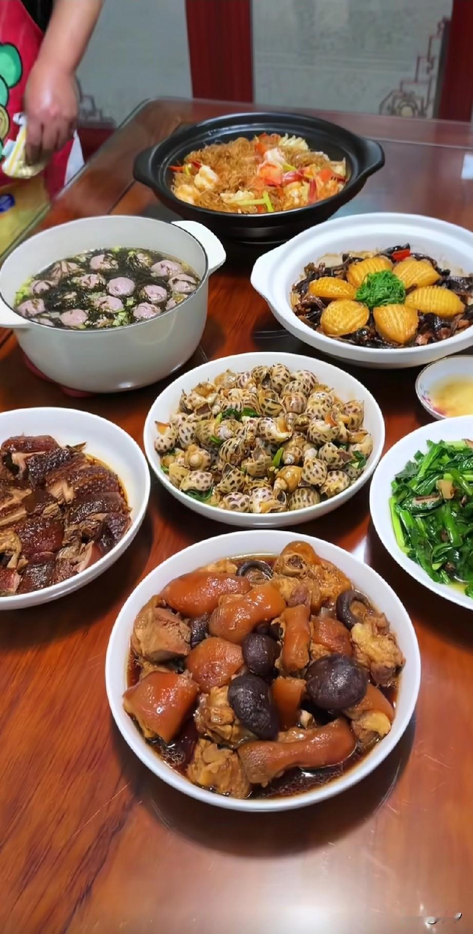 广东人喜欢吃什么菜？这就是广东的年夜饭，不仅有花螺，还有鹿茸菇焗鲍鱼，还