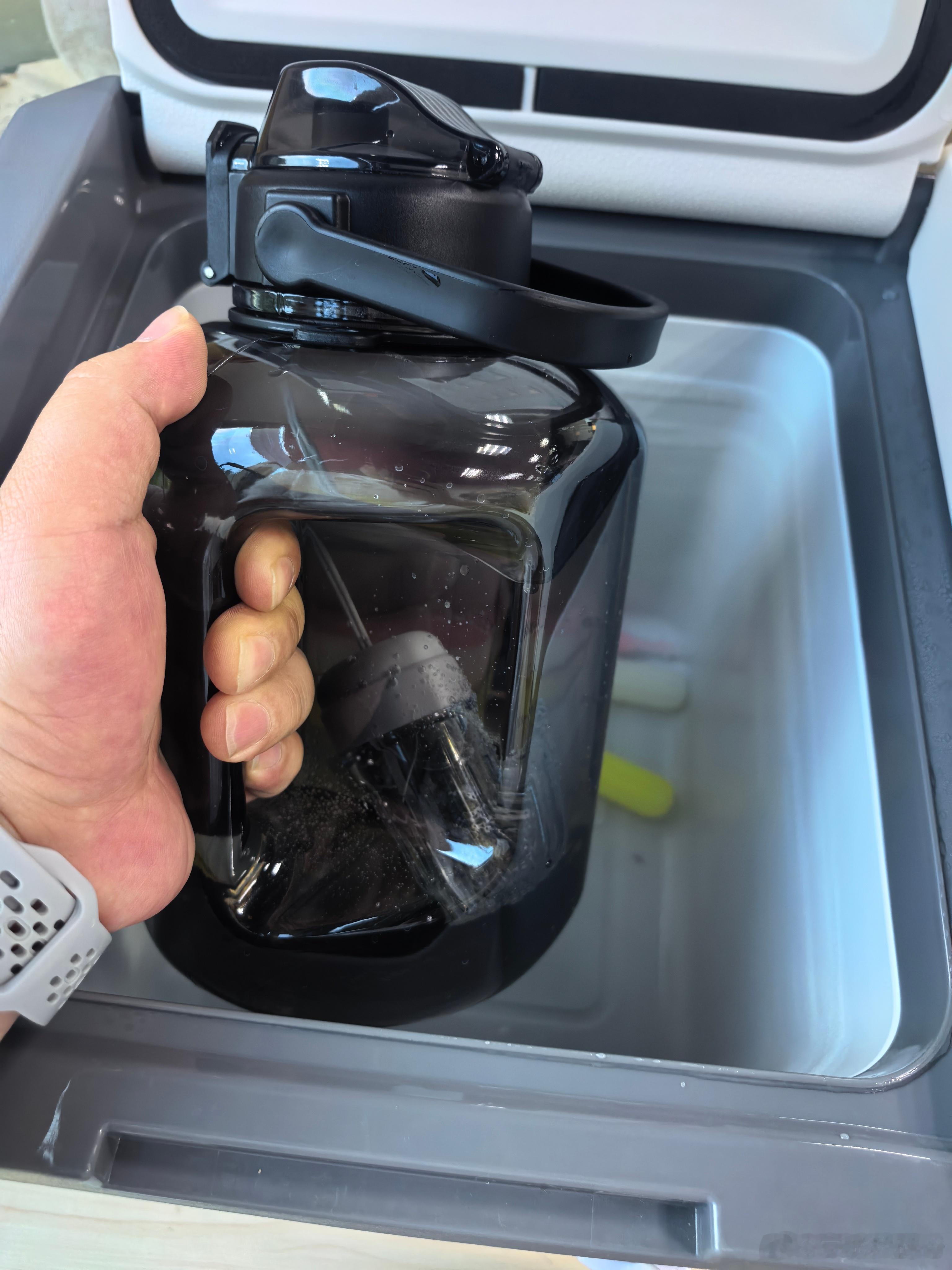 我的大水桶里面是冷泡茶，加我的小冰箱无敌了