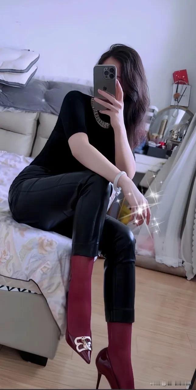 暗红色丝袜也独具韵味。体验就是你的荷尔蒙在飞。尤其在这样的环境中几乎是百分之