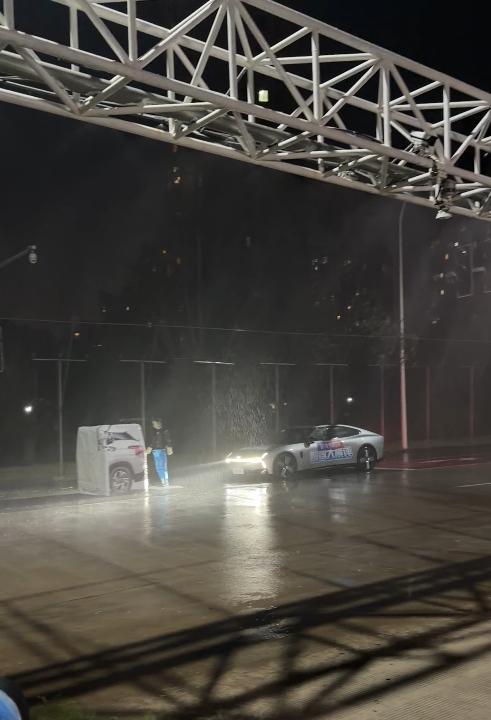 雨天和夜间开车，风险本来就会加倍。而当这两种情况叠加，又在高速上碰到一辆突然“