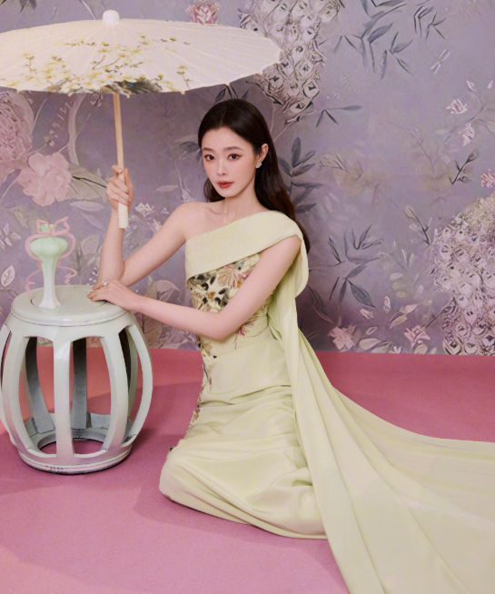 宋轶斜肩碎花连衣裙，春天的感觉来了