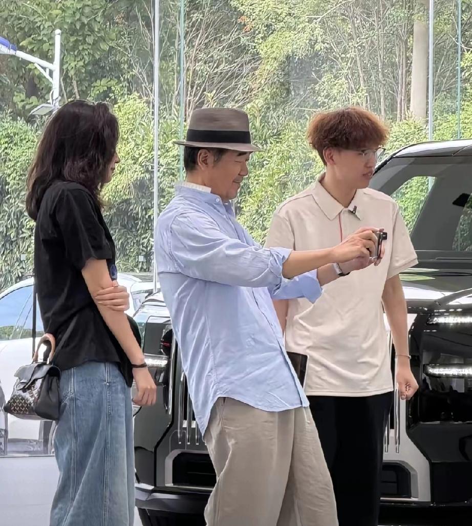 71岁张国立现身上海买车！零保镖超低调，果断支持国产太圈粉近日，