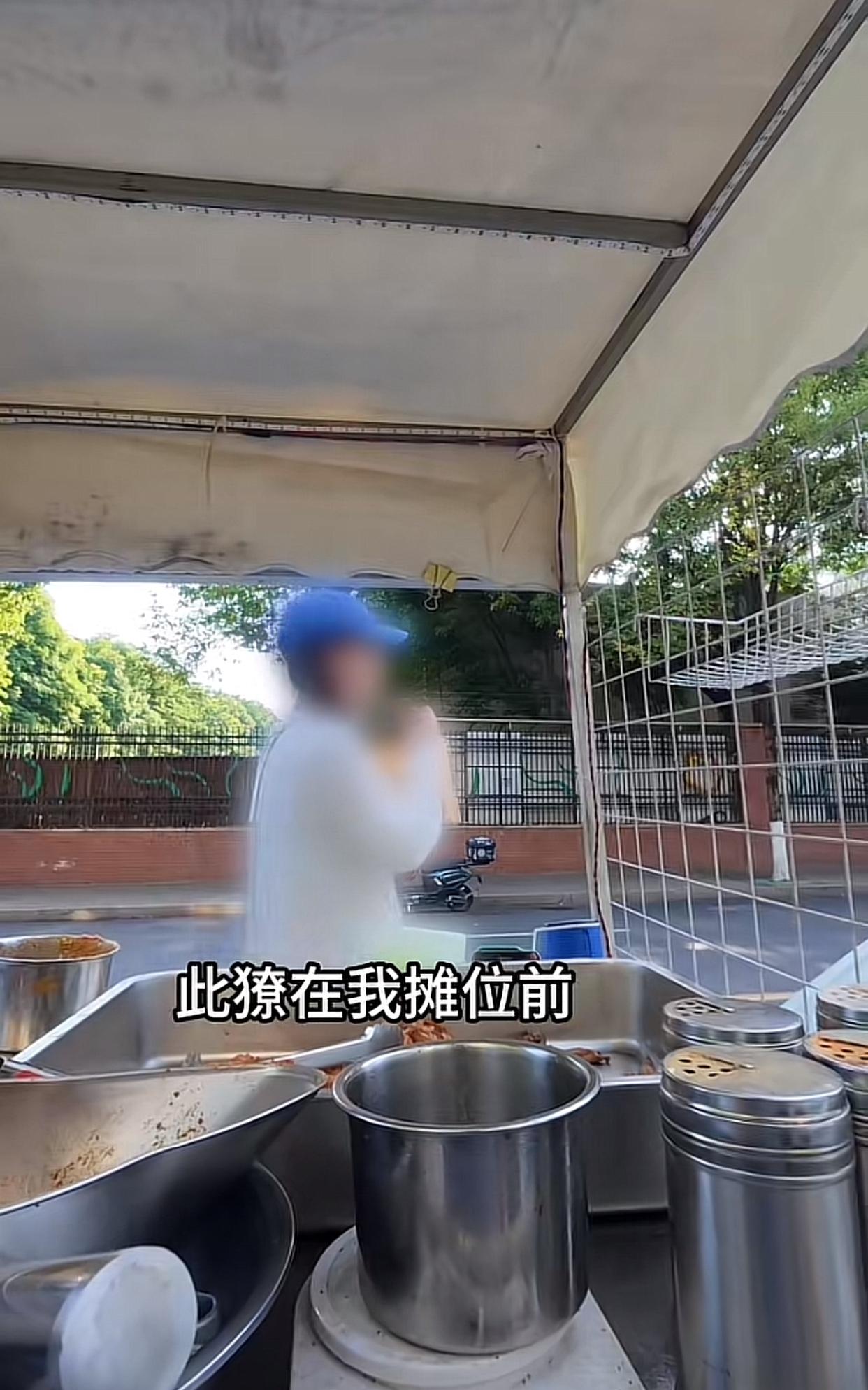 笑死了！一位博主在学校周边摆摊卖炸鸡，一位家长来接孩子放学，就在他摊位前买了一