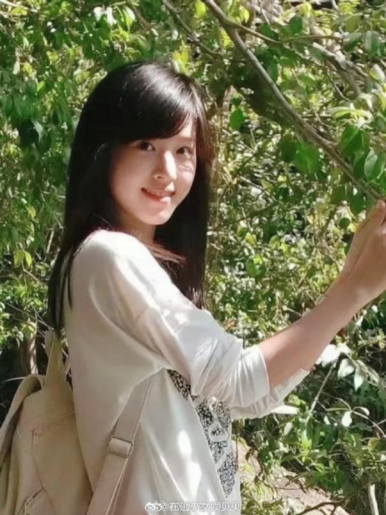 难怪刘强东当年一眼沦陷！奶茶妹妹这颜值，从小美到大，谁看了不心动啊！[思考]