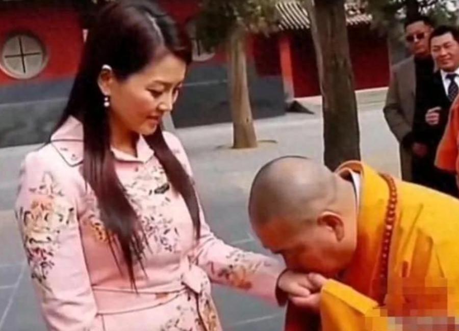 “花和尚”释永信进去了，大家忽然又想起一件陈年旧事！当年，青春貌美的李湘采访释永