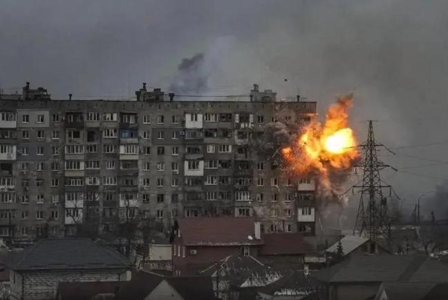 一旦战争爆发，什么东西最值钱？看看俄乌战场就知道了。战争开打后，基辅豪宅跌成白菜