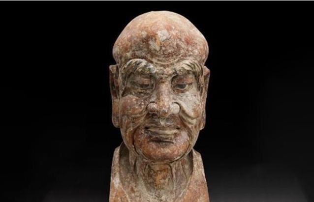 2016年，在澳大利亚的一场拍卖会上，一尊中国古代罗汉木雕正接受拍卖前的检查。忽