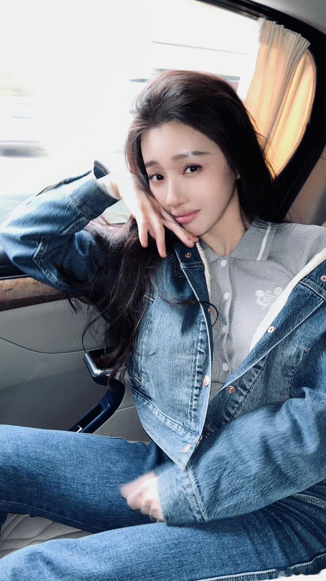 王鹤润青衣预备役浓颜系长相自带端庄大气，美艳中藏英气，笑时又甜，观众缘简直天赐