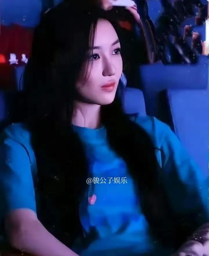 19岁的李嫣拥有一头自然垂落的齐腰长发，五官精致又干练，眉眼间既传承了王菲的清冷