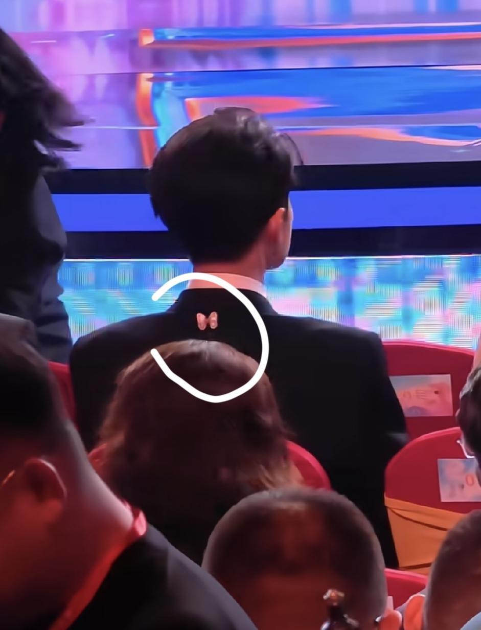 感觉檀健次应该算挺有知名度。比如，这次他参加长春电影节，西装上别着戴尔比斯的小