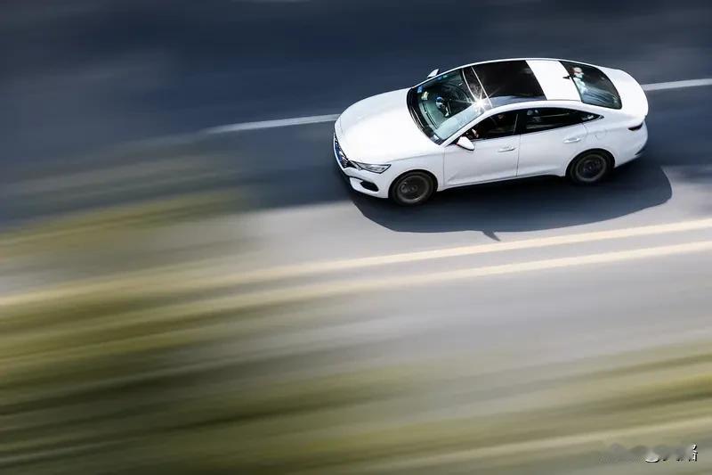 12月17日晚，G75兰海高速上惊险一幕上演。一辆小车定速巡航故障，刹车失灵，以