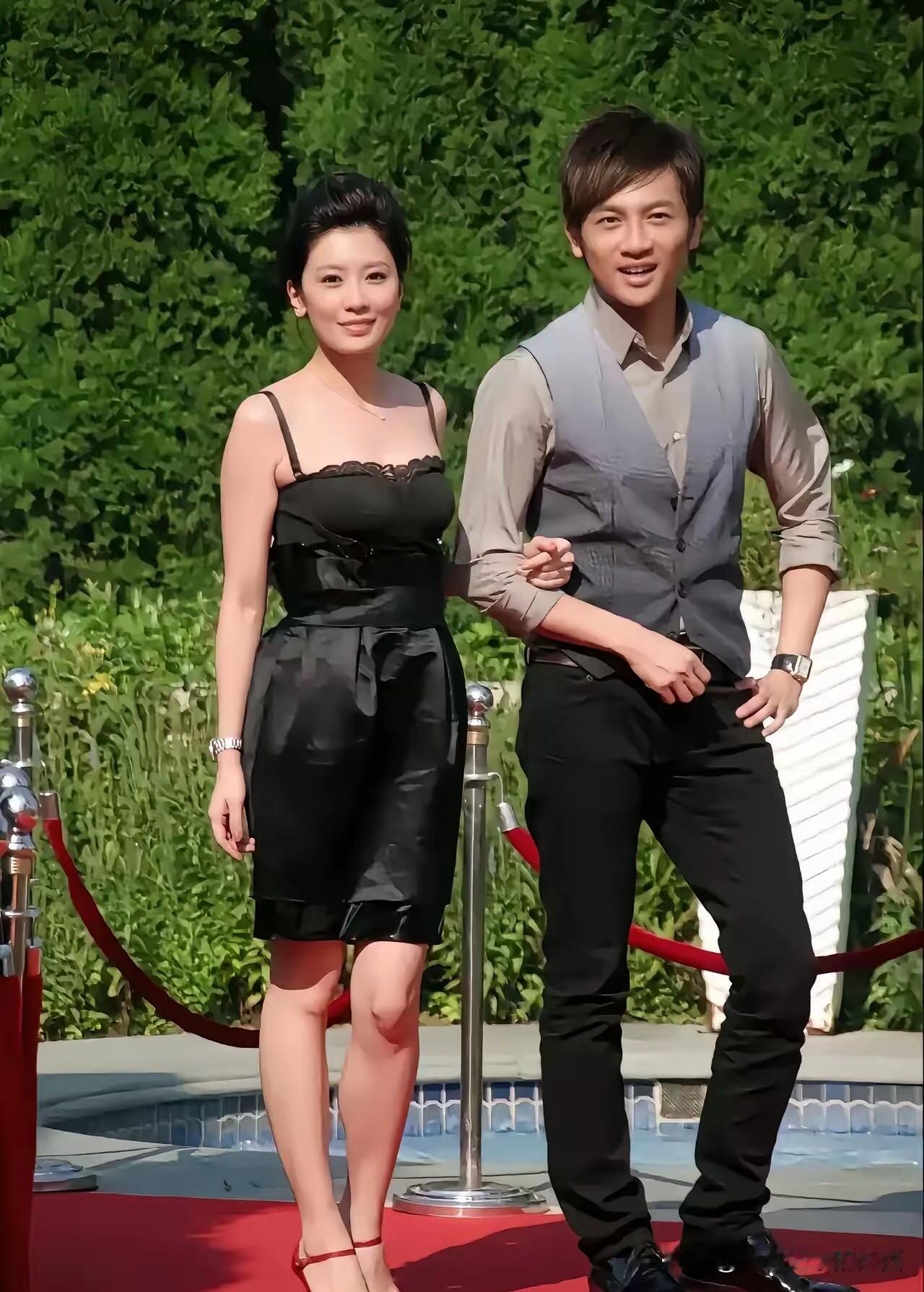 原来年轻的时候苏有朋长相这么阳光有男人味，梳着三七分的发型帅气十足，这么自然的一