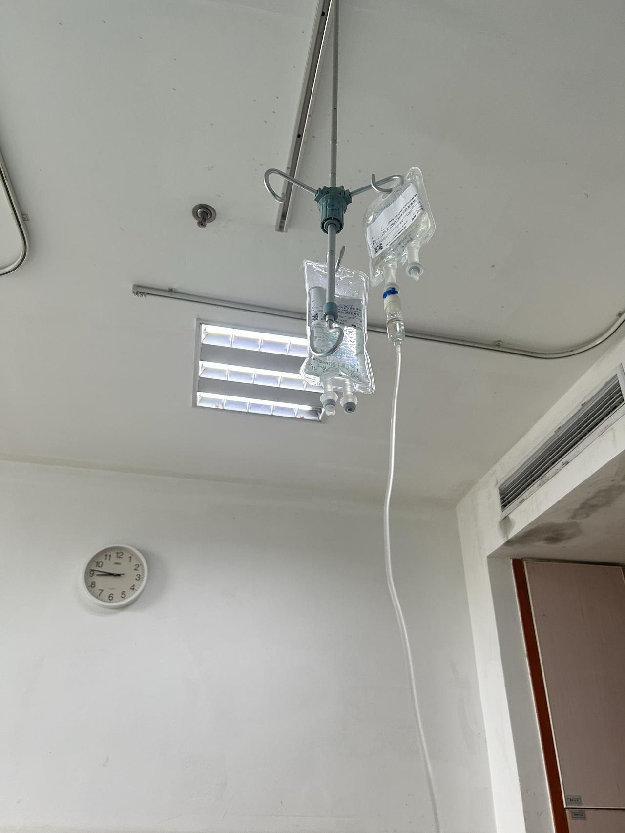 今天医生查房，问我恢复得怎么样。我说挺好的，不咋疼了。他说那行，平地上可