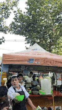 小哥一开业就少了一个客人，多了一笔买衣服和买毛巾的钱。