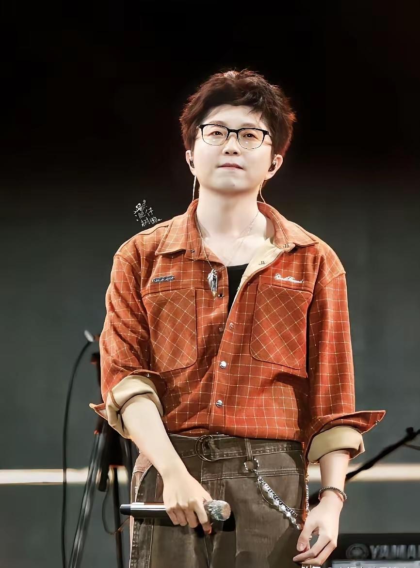 毛不易的舞台细节，藏着娱乐圈最缺的“钝感力”看他和沈佳润的舞台回放时，慢放