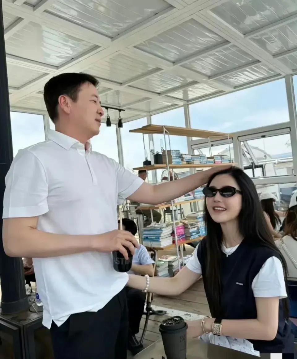 也不知道杨钰莹当初看了他什么，白白为这个人搭上自己的大好青春。杨钰莹现在五十