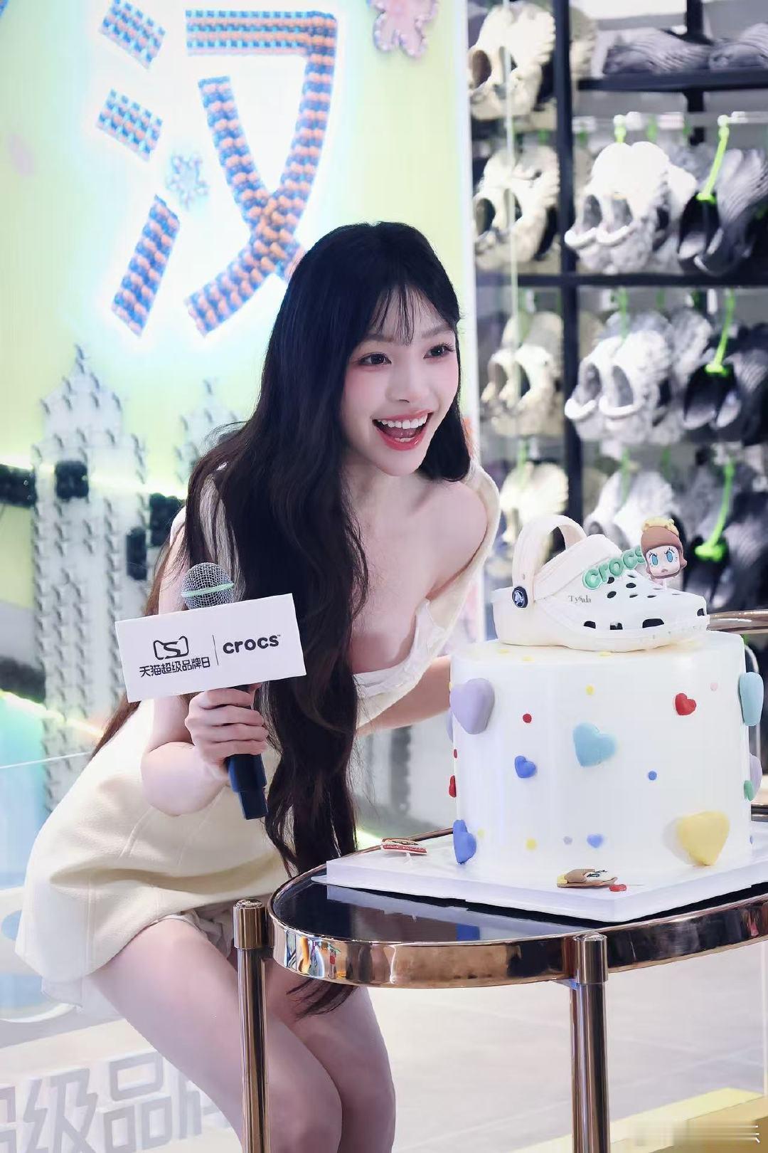 易梦玲白色翅膀易梦玲线下活动生图谁懂白色翅膀的魅力！易梦玲线下生图自带高光，