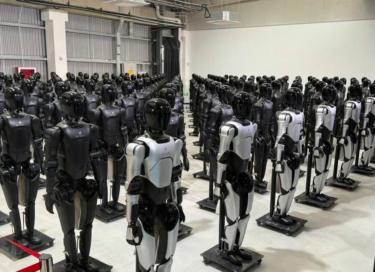 人形机器人2026年人形机器人正以肉眼可见的速度撕掉“昂贵大玩具”的标签，多款机