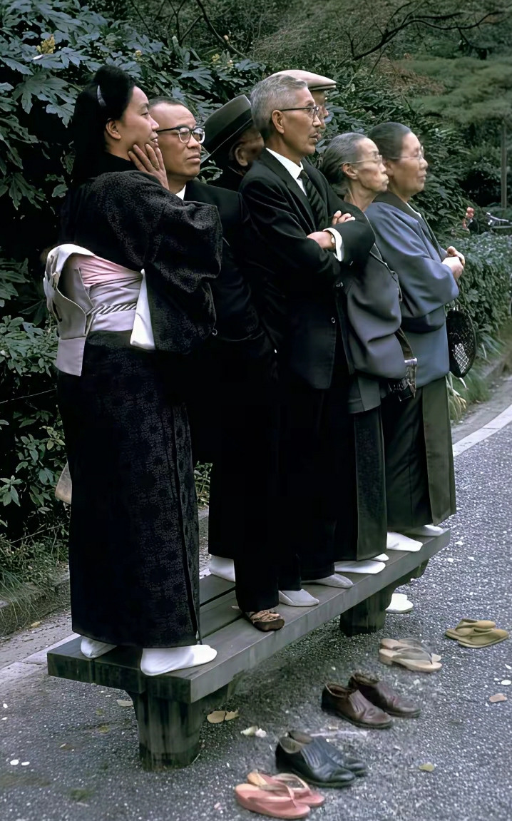谁规定要脱鞋的？