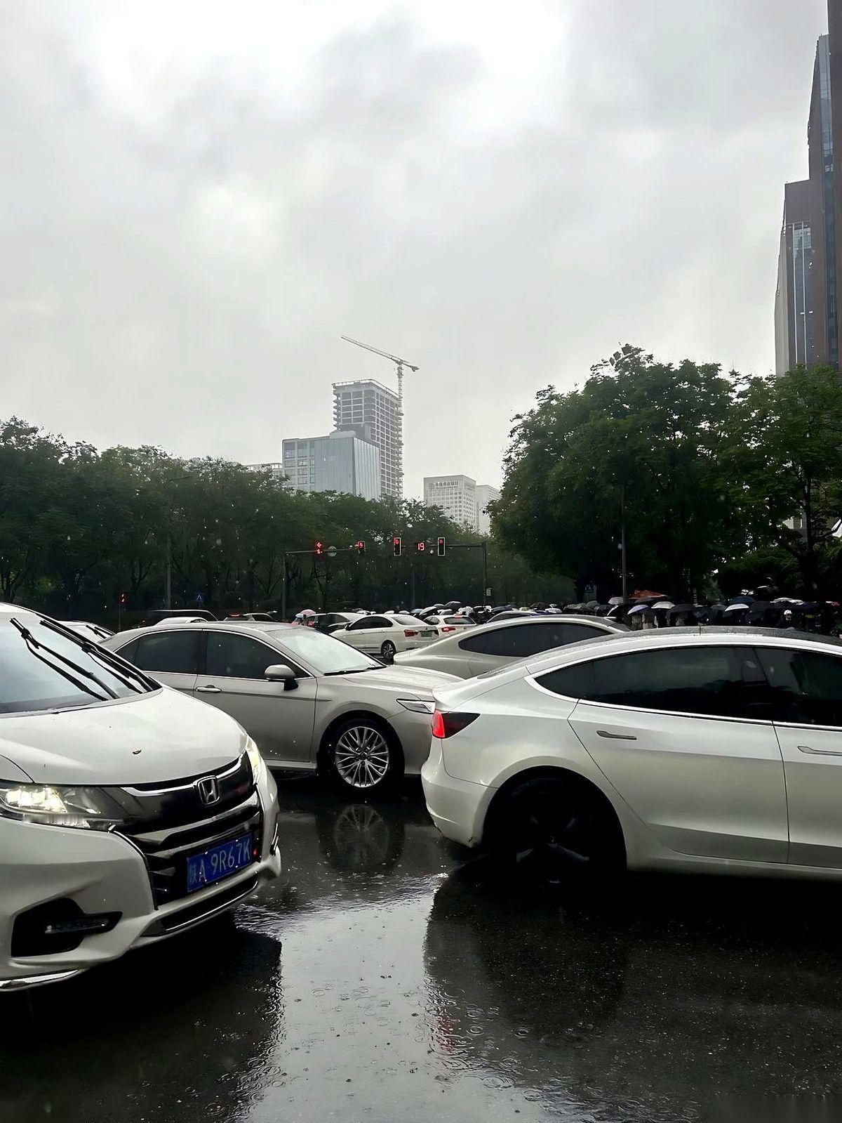 今天网上刷到一个热帖，直接给西安贴了个标签：一个“巨大的3500”。底下一帮人