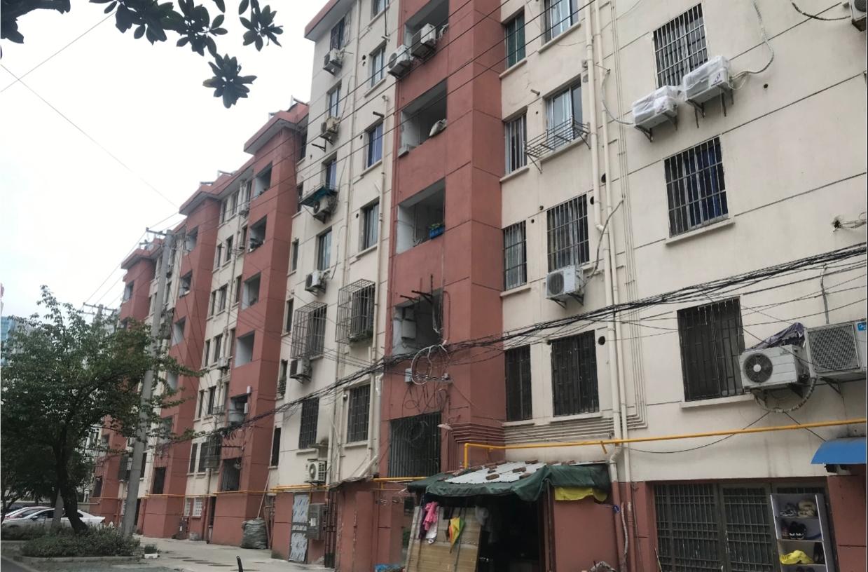 姑姑去世，留下一套房子140万。姑姑家的表哥对表妹说，你给爸妈买墓地的30万从卖