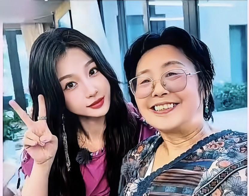 每个妈妈都会喜欢虞书欣这样的女孩子吧，不仅人长得甜，小嘴也甜，能够理解妈妈的