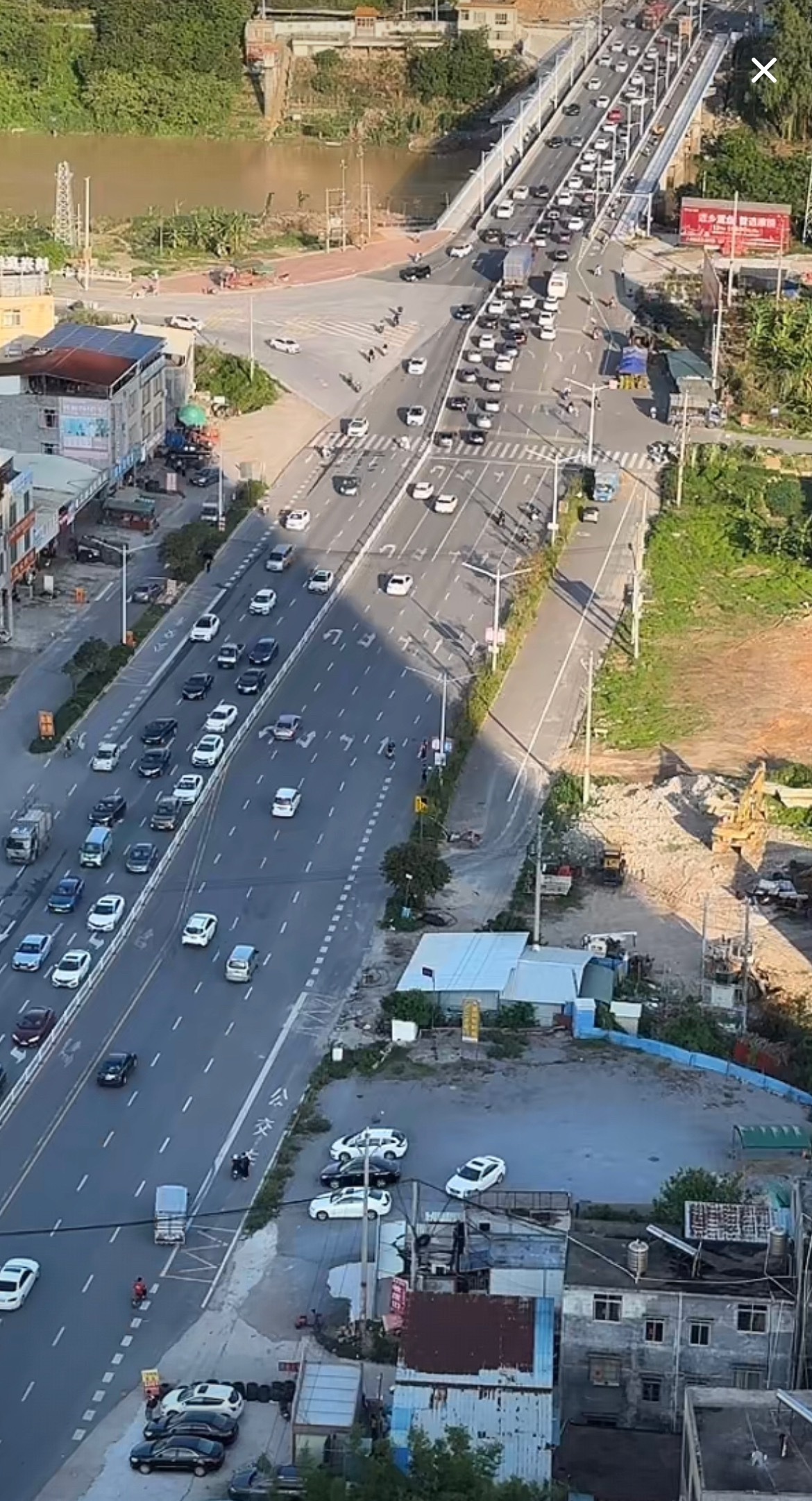 17:51，4月30日玉林北流三桥路口堵车玉林北流三桥路段堵车现场玉林