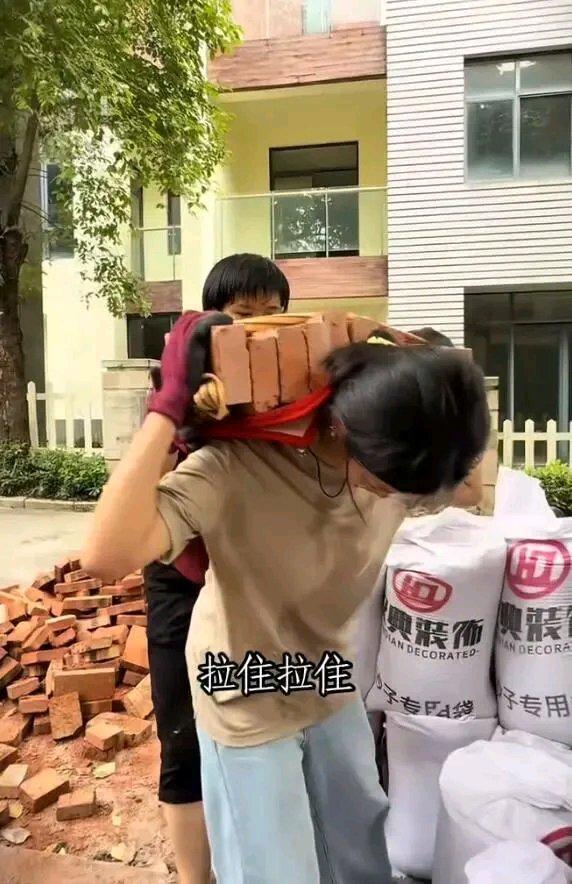 湖南这对母女太让人感动了！40岁的母亲魏云桂扛楼16年，独自养大一双儿女，还坚持
