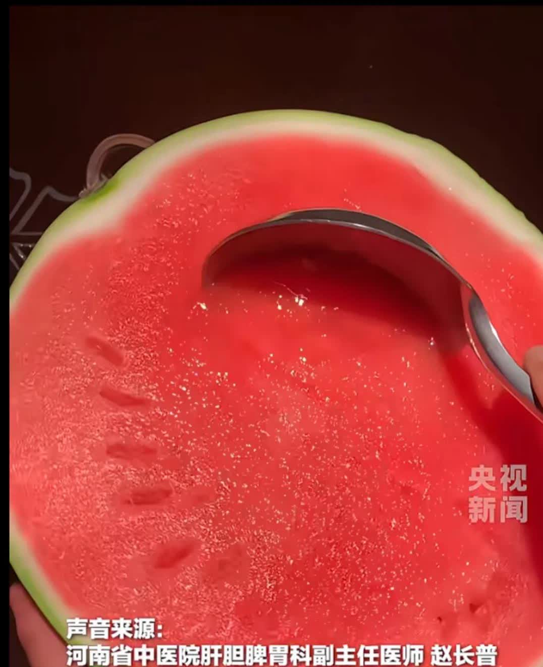 注意！郑州一女子吃隔夜西瓜致肾功能衰竭。事情是这样的，这个女子买了个西瓜